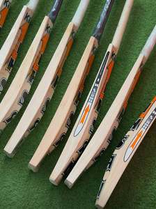 Bate de Críquet Ihsan Sports Serie Clásica Edición King, Madera de Sauce Inglesa, Duradero y Ligero, con Funda Protectora y Agarre Extra - Product Image 5