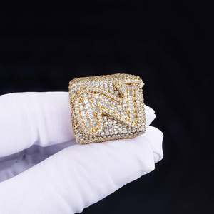Anillo llamativo de moissanita en tono dorado, estilo hip hop, joyería para hombre, regalo de moda urbana de lujo y estilo audaz. - Product Image 4