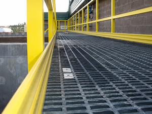 Plataforma de mantenimiento de fibra de vidrio FRP resistente a los rayos UV para pasarelas de techo, acceso a sistemas solares y HVAC, y caminos de servicio elevados - Product Image 2