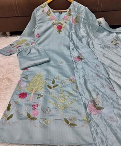 Ensemble haut et bas en soie Chanderi avec broderie, style Riche Look, avec dupatta, tenue de fête, prix de gros, vêtement ethnique, bleu ciel - Product Image 3
