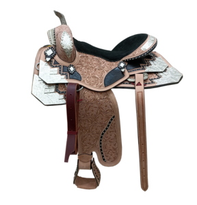 Silla de montar western de cuero tórtula para carreras de barriles y espectáculos ecuestres, con adornos florales tallados a mano, adornos metálicos con diseño de estarcido plateado y asiento de gamuza negra. - Product Image 1