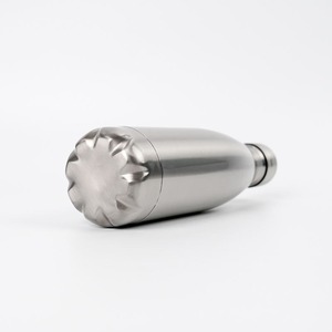 Bouteille d'eau en acier inoxydable de qualité supérieure avec un design à double paroi isolé pour les boissons chaudes et froides, hydratation toute la journée - Product Image 3
