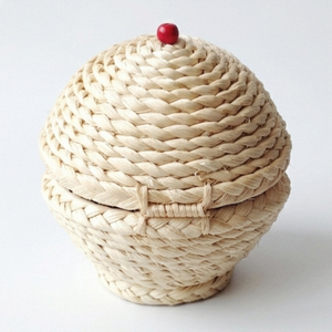 Panier en paille tressé avec poupée en robe rouge, décoration de la Saint-Valentin, pour intérieur, bureau, écologique, pièce unique - Product Image 6
