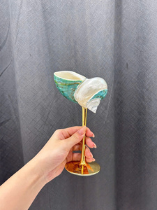 Copa de Vino Hecha a Mano con Conchas Naturales, Copa Decorativa con Tallo Dorado, Estilo Oceánico, Vajilla Ligera de Arte Folclórico, Regalo - Product Image 1
