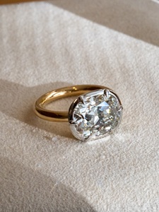 Bague de fiançailles en diamant de laboratoire East West taille coussin, 3 carats, provenance mine ancienne, bague bicolore 14 carats, certifiée IGI. - Product Image 6
