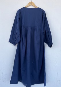 เดรสยาวผ้าฝ้ายสีน้ำเงินล้วนสำหรับผู้หญิง คอวี แขนทรงบอลลูน จับจีบ ทรงหลวม สไตล์ลำลอง โบโฮ ขายส่ง น้ำหนักเบา เหมาะสำหรับใส่ในฤดูร้อน - Product Image 5
