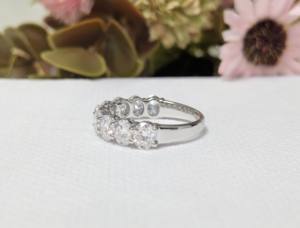 Anillo de compromiso y boda cristiana Lurba Jewels de oro blanco macizo de 10K con moissanita de corte ovalado de 3.45 ct y engaste de media eternidad - Product Image 2