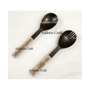 Ensemble de Cuillères et Fourchettes à Salade en Bois d'Acacia Naturel Écologique avec Manche en Rotin, Compatible Micro-ondes et Four – Ustensiles de Cuisine - Product Image 6
