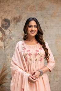 Ensemble de costume élégant pour femmes en coton soyeux rose blush avec kurta brodée, pantalon assorti et dupatta léger - Product Image 4