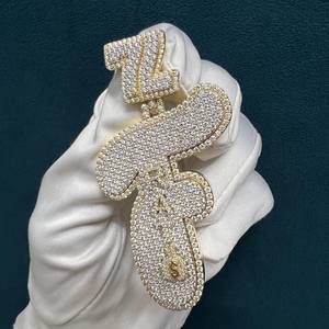 Pendentif Hip-Hop Lettre Dollar Sac d'argent Moissanite VVS Taille Ronde Certifiée IGI Plaqué Or Effet Givré Testeur de Pureté Inclus - Meilleures Ventes - Product Image 1