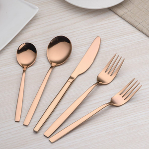 Juego de cubiertos moderno de lujo en oro rosa, acero inoxidable, acabado espejo tradicional, cuchillo, tenedor y cuchara, sostenible, al mejor precio. - Product Image 1
