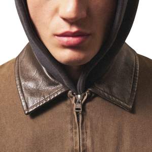 Blouson matelassé en twill lavé pour homme, veste légère zippée avec col en cuir, veste d'extérieur tendance en marron - Product Image 3