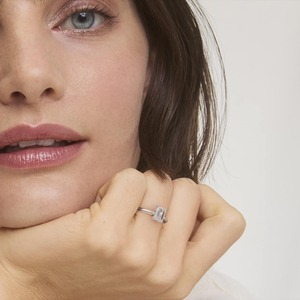 Anillo de compromiso solitario con corte esmeralda certificado por GIA, de cuatro puntas, con diamante cultivado en laboratorio de 2.10 ct, E VS1, en oro sólido de 14K, para regalo nupcial. - Product Image 4