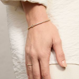 Bracelet tennis en diamants de laboratoire ronds avec cœur serti en or jaune 14 carats - Product Image 4