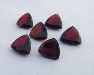 พลอยโกเมนสีแดงธรรมชาติคุณภาพสูง รูปทรงทริลเลียน เจียระไนแบบเหลี่ยม ขนาดมาตรฐาน ขายส่งสำหรับทำเครื่องประดับ - Product Image 3