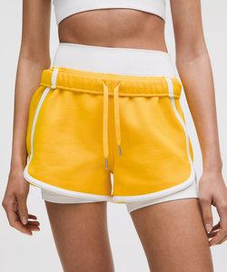 Short cargo sportif jaune avec bordure blanche, taille mi-haute, tricoté, respirant, coupe régulière, pour femme, délavage foncé, avec ceinture - Product Image 4