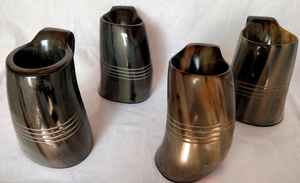 Gobelet religieux poli en corne, fabriqué à partir de matériaux organiques et d'une base en sel naturel, authentique style médiéval viking - Product Image 2