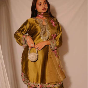 Lehenga Choli de Diseño Ramdev para Mujer, Ropa de Fiesta, Top con Materiales Reciclados, Seda Crepé Natural Pesada con Lentejuelas de 5mm para Diwali - Product Image 1