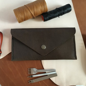Enveloppe à monnaie en cuir de haute qualité avec surpiqûres de qualité supérieure, quincaillerie durable, fermeture éclair sécurisée, style minimaliste à prix abordable - Product Image 2