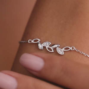 Cadeau de Noël pour la Saint-Valentin, bracelet réglable en argent sterling 925 plaqué rhodium avec feuilles glamour CZ pour femmes et filles - Product Image 2