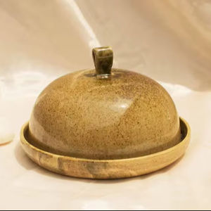 Mantequillera Rústica con Tapa Esmaltada Moteada, Perilla de Fácil Agarre, Plato Compacto para Servir, Elegante Soporte para Guardar Mantequilla en la Mesa - Product Image 1