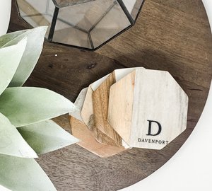 Ensemble de sous-verres en marbre de forme irrégulière personnalisés avec base en bois, sous-verres modernes en pierre, design durable, sous-verres à thé par UO - Product Image 1