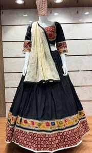 Lehenga Choli de Seda Romana Pura con Encaje de Estilo Vintage y Dupatta con Estampado Bandani en Chifón, Ropa Festiva para Mujer - Product Image 5