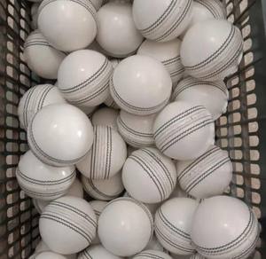 Balles de cricket souples en cuir de vachette de bonne qualité avec logo personnalisé, imperméables, fabriquées au Pakistan - Product Image 2