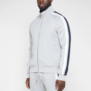 Survêtement gris clair pour homme, manches longues, coupe classique, design rayé sportif, respirant, polyester et coton, idéal pour le printemps - Product Image 3