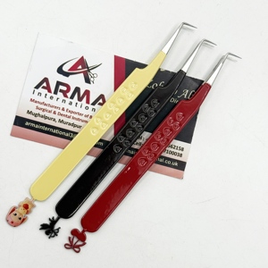 แหนบต่อขนตาปลายแหลม ทนทาน ออกแบบด้วยเครื่อง CNC ความแม่นยำสูง พร้อมด้ามจับลายหัวใจ 90 องศา ผลิตจากสแตนเลสอย่างยั่งยืน - Product Image 1