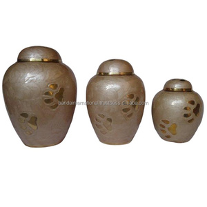 Urnes de crémation en laiton de haute qualité avec empreinte de patte urnes funéraires en métal fini de couleur or et blanc pour cendres humaines - Product Image 4