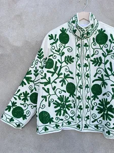 Veste courte ethnique en coton blanc brodée Suzani bohème pour femme, motif floral vert - Product Image 4