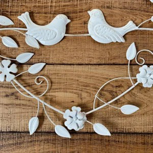 Charmante couronne en métal blanc en forme de cœur avec de doux oiseaux amoureux et des fleurs, décoration murale suspendue style shabby chic pour intérieurs romantiques - Product Image 3
