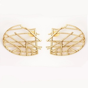 Boucles d'oreilles clous en perles plaquées or, classiques et élégantes pour femmes, boucles d'oreilles clous plaquées or personnalisées - Product Image 1