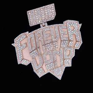 Colgante de Lujo de Plata 925 con Logotipo Personalizado, Diamante Moissanita VVS de Gran Tamaño de 3 Pulgadas con Engaste de Garra, Diseño de Medalla Redonda - Product Image 1