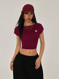 เสื้อครอปเปิดหลังแฟชั่นสำหรับผู้หญิง ขายส่ง เสื้อยืดทรงเข้ารูป ยืดได้ สไตล์สตรีทแวร์ฤดูร้อน รับทำโลโก้ตามสั่ง ผู้ผลิตเสื้อยืด OEM เสื้อผู้หญิง - Product Image 5