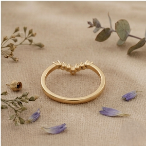 Anillo de boda minimalista con diamantes curvos, anillo apilable de moissanita, anillo de oro macizo con diseño de chevron para mujer - Product Image 2