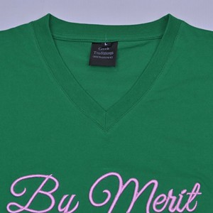 เสื้อยืดคอวีสีเขียวสำหรับผู้หญิง พร้อมโลโก้ปักสีชมพูด้านหน้า เสื้อยืดลำลองแขนสั้นผ้าฝ้ายเจอร์ซีย์คุณภาพสูง - Product Image 5