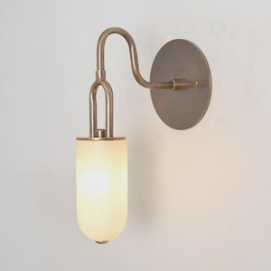 Applique murale moderne en laiton avec abat-jour géométrique, luminaire d'intérieur pour salle de bain, design léger - Product Image 1