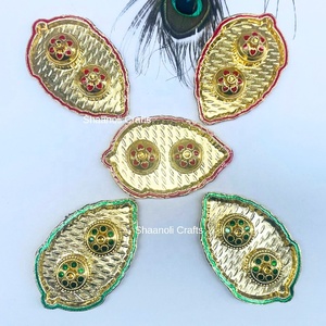 Artisanat Petite Assiette de Kumkum Chawal pour Puja, Indien Puja Thali Religieux Faveurs de Mariage Laiton Plaqué Or Design Thali - Product Image 1