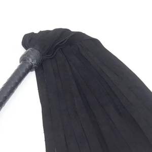 Flogger de Cuero Genuino de Vaca con Correa para la Muñeca para un Mejor Control del Golpeo - Product Image 3