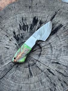 Cuchillo de caza de acero de Damasco hecho a mano con Funda de cuero OEM personalizable y mango de epoxi - Product Image 5