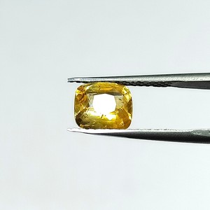 พลอยแซฟไฟร์สีเหลืองทรงคุชชั่นธรรมชาติ 2.99 กะรัต จากศรีลังกา สำหรับทำเครื่องประดับและแหวน รุ่น YSCH-84 - Product Image 3