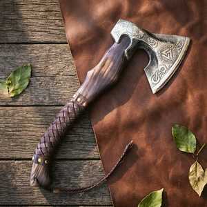 Hache Viking Traditionnelle avec Manche en Bois et Lame en Acier Carbone – Fabrication Artisanale pour Camping, Chasse et Bushcraft – Vente en Gros - Product Image 3