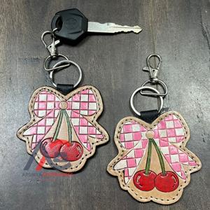 พวงกุญแจหนังแท้ลายตารางหมากรุก ดีไซน์หรูหรา งานแฮนด์เมด หนังวัวแท้ ของขวัญสุดพิเศษ ขายดี - Product Image 1