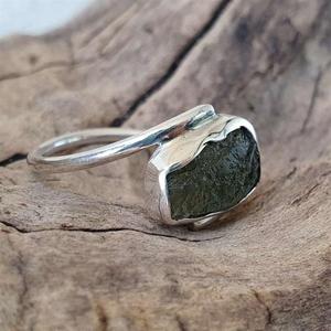 Bague artisanale en argent sterling avec moldavite brute, pierre précieuse naturelle verte, cadeau artisanal pour elle - Product Image 5