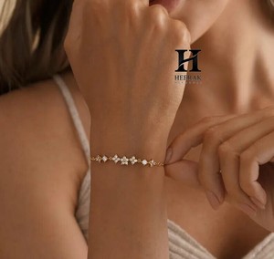 Bracelet à grappe florale minimaliste, délicat, avec chaîne à fleurs, bijoux fins pour femmes - Product Image 2