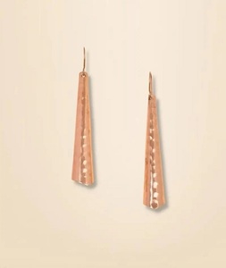 Boucles d'oreilles plaquées or martelées à la main, fabriquées en Inde, personnalisables en gros, avec pendentifs disques de pièces de monnaie bruts et impression moderne en relief, pour la Saint-Valentin - Product Image 4
