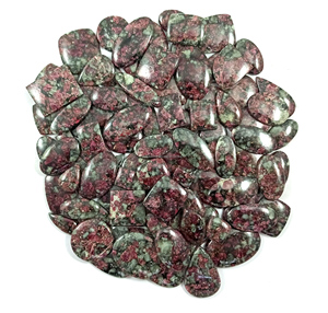 Vente en gros de cabochons en eudialyte naturelle en vrac, mélange vert et rouge, formes variées, pour la lithothérapie spirituelle Reiki et la fabrication de bijoux Radha - Product Image 2