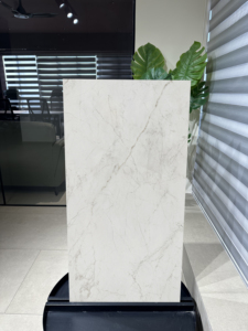 Carrelage en porcelaine effet marbre Calacatta Mont Blanc – Surface inspirée de la pierre naturelle blanche de qualité supérieure - Product Image 2